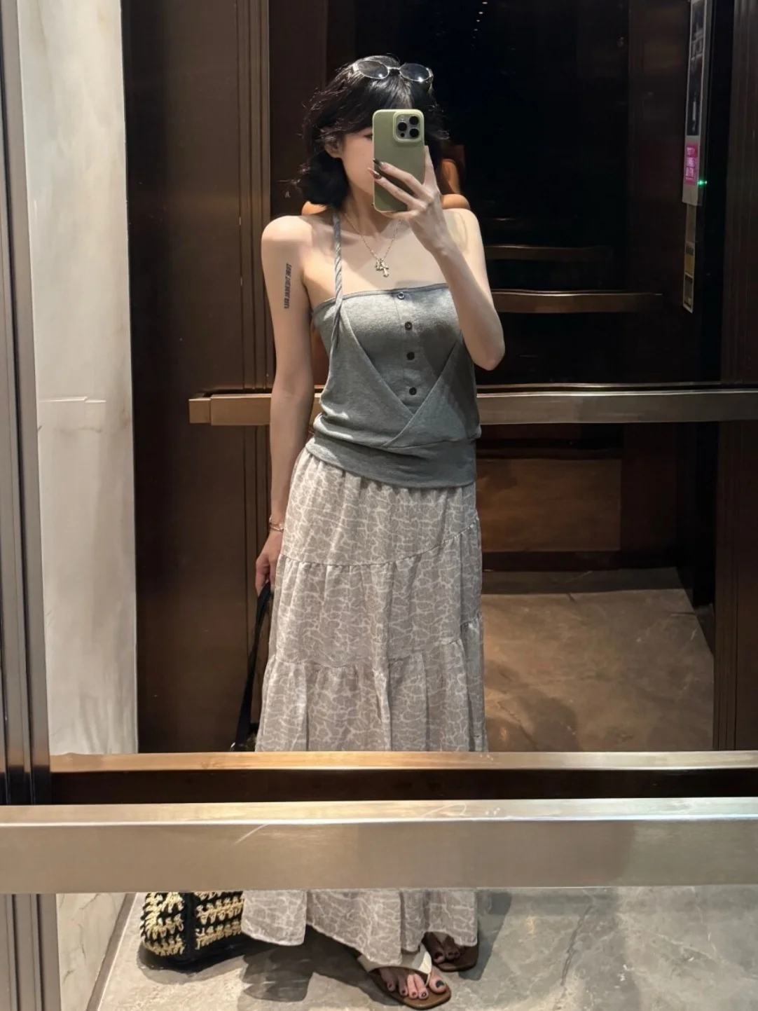 New 2026 Summer Gentle Spicy Girl Neck Hanging Tube Top Pleated Diagonal Pattern Slim A-Line Skirt High Waist Short Length
New 2026 Summer Gentle Spicy Girl Neck Hanging Tube Top Pleated Diagonal Pattern Slim A-Line Skirt High Waist Short Length