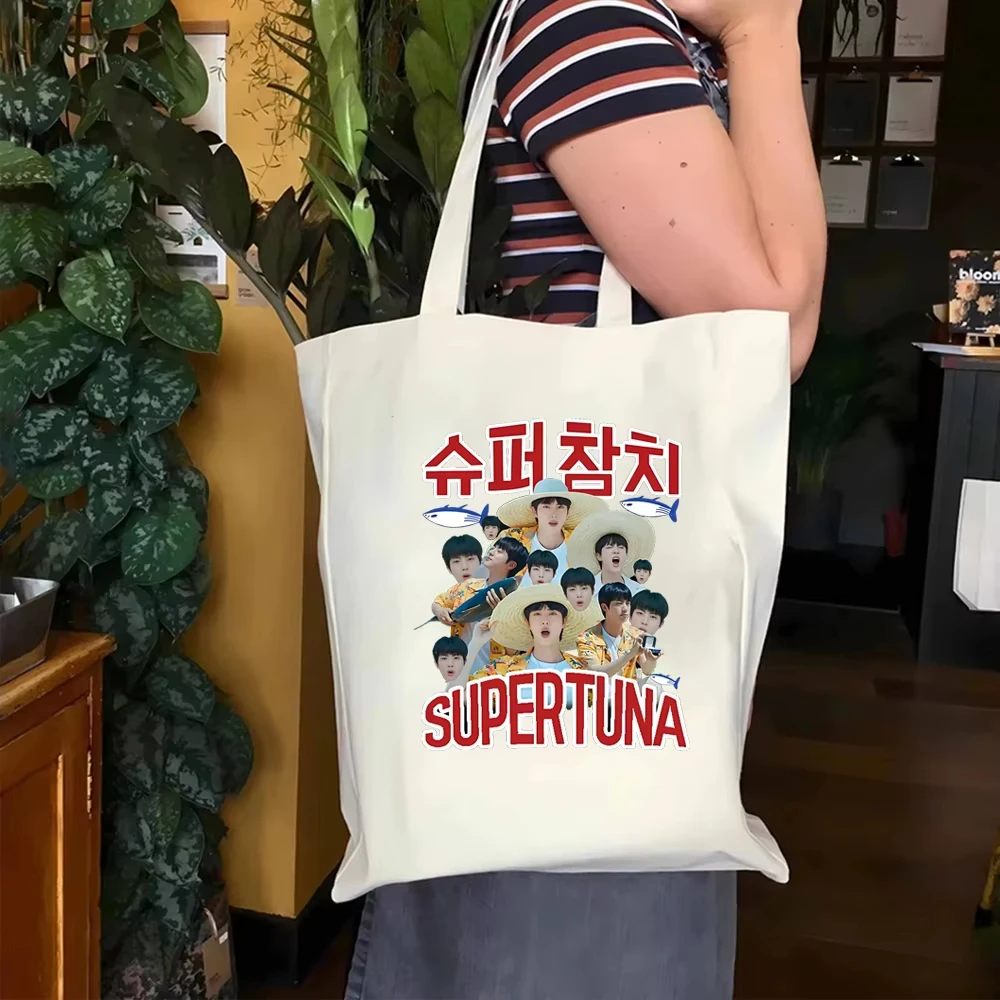 Супер-тоут с тунцом, милая холщовая сумка Jin, повседневная портативная сумка, модная уличная холщовая сумка на плечо K-Pop Y2K, женская сумка на плечо
Супер-тоут с тунцом, милая холщовая сумка Jin, повседневная портативная сумка, модная уличная холщовая сумка на плечо K-Pop Y2K, женская сумка на плечо