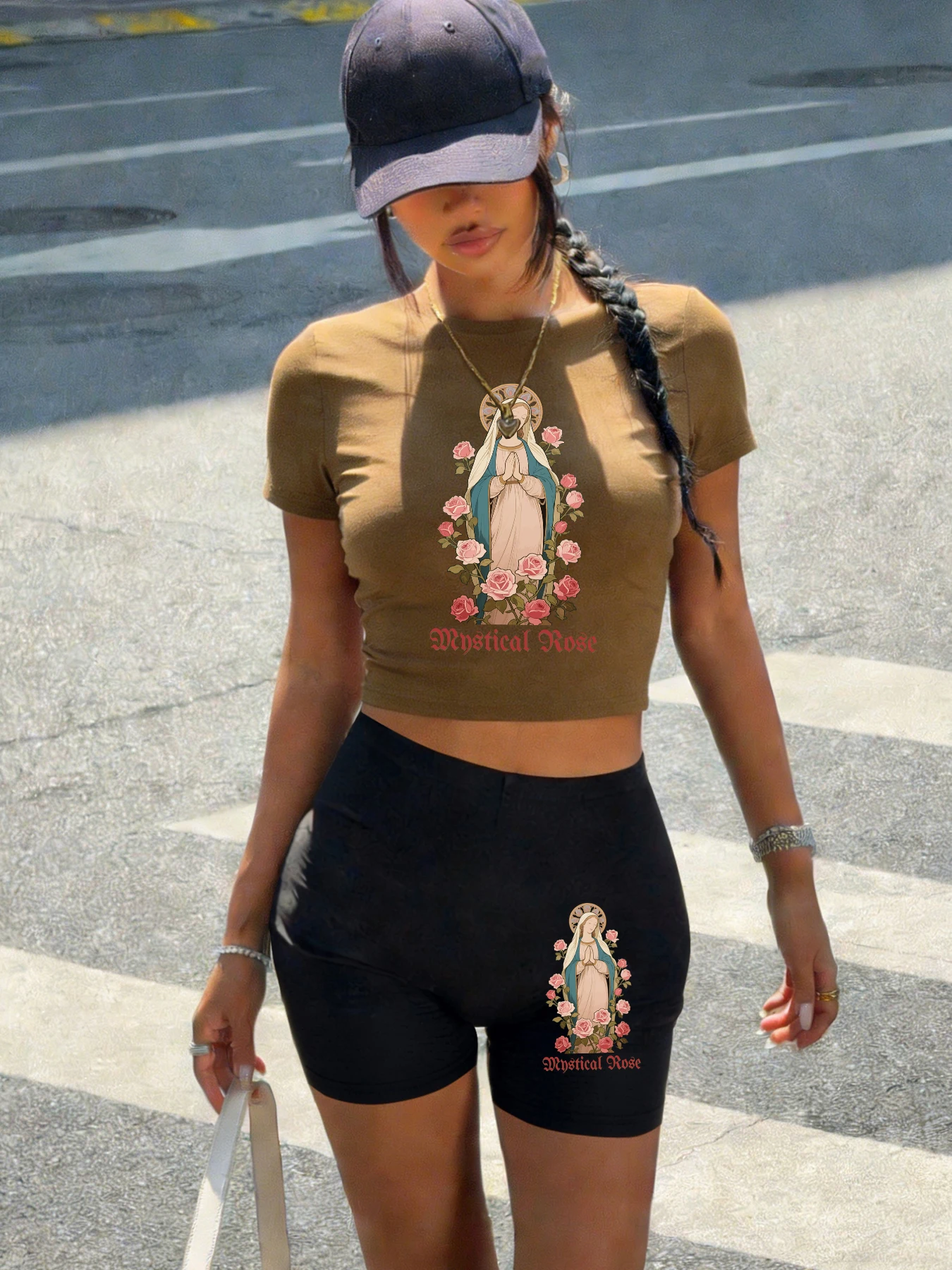 Комплект женской одежды: укороченная футболка с мистическим розовым принтом и облегающие повседневные шорты. Летний комплект из хлопка: мягкие эластичные леггинсы.
Комплект женской одежды: укороченная футболка с мистическим розовым принтом и облегающие повседневные шорты. Летний комплект из хлопка: мягкие эластичные леггинсы.