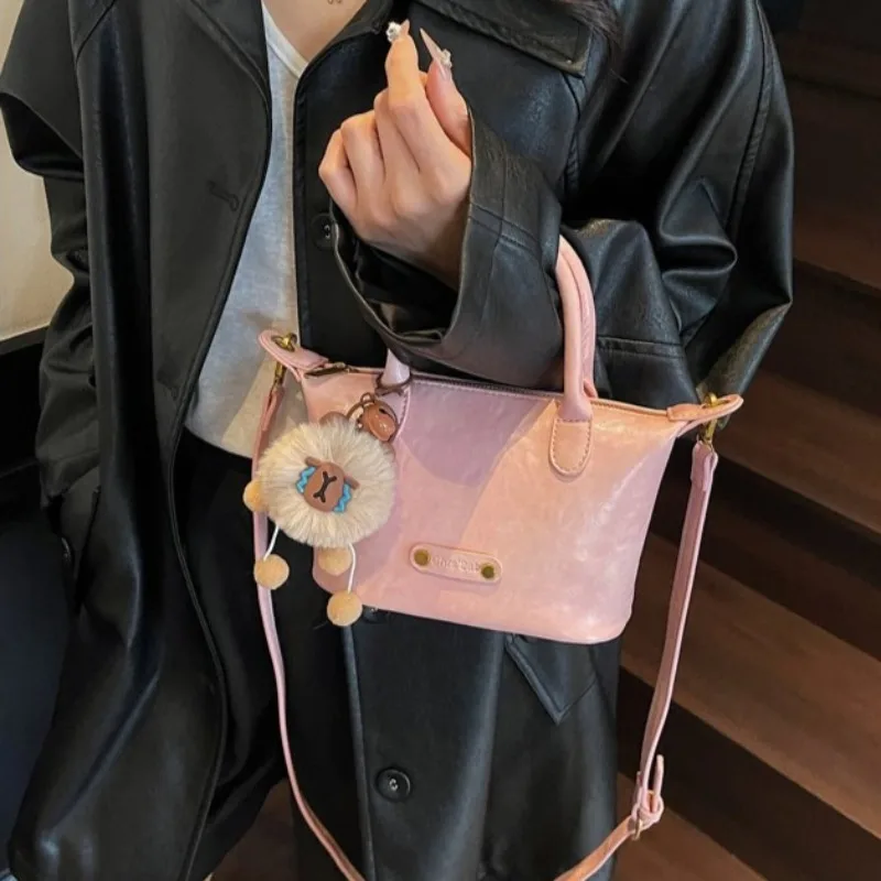 Женская сумка через плечо, предназначенная для минималистичных идей. Сумка через плечо для изысканного и потрестой жизни.
Женская сумка через плечо, предназначенная для минималистичных идей. Сумка через плечо для изысканного и потрестой жизни.