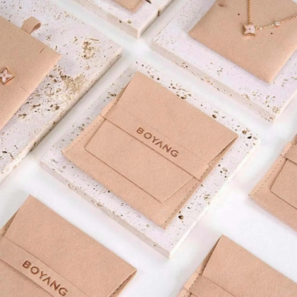 100pcs Custom Logo 8x8cm Velvet Gift Jewelry Bag Snap Buckle Packaging Bags Necklace Earrings Bracelet Storage Sack Dust Protect
100pcs Custom Logo 8x8cm Velvet Gift Jewelry Bag Snap Buckle Packaging Bags Necklace Earrings Bracelet Storage Sack Dust Protect