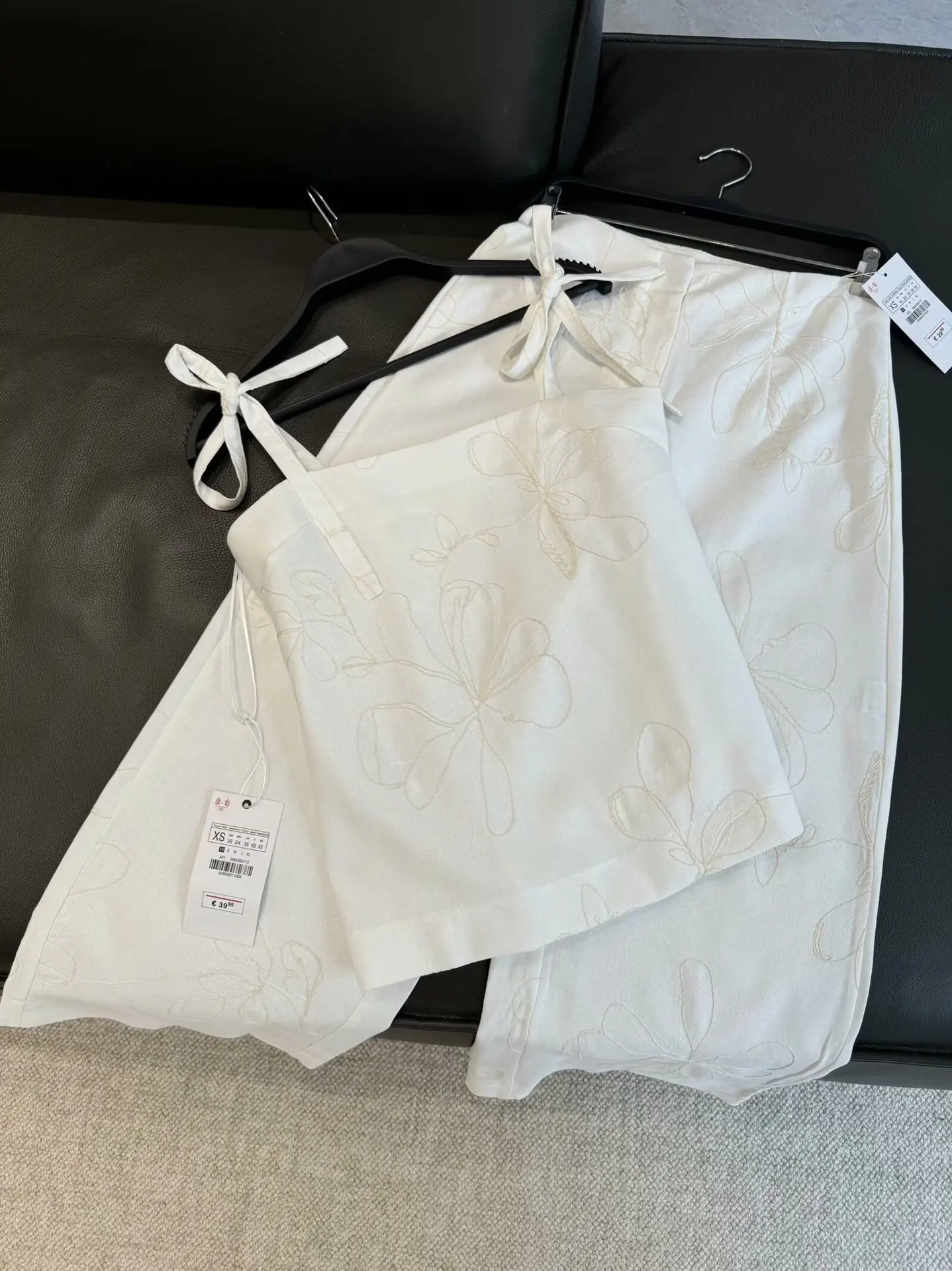 Flower Embroidery Wide Leg Pants Sets Women Sleeveless Slim Tank Top+trouser Suits Summer Casual Fashion Holiday Two-piece Set
Flower Embroidery Wide Leg Pants Sets Women Sleeveless Slim Tank Top+trouser Suits Summer Casual Fashion Holiday Two-piece Set