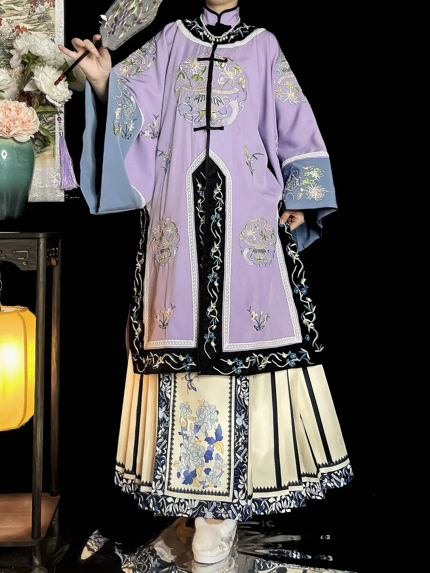Женский комплект Hanfu Qin Han с двойным рядом пуговиц и вышивкой на осень и зиму с юбкой «лошадиное лицо»
Женский комплект Hanfu Qin Han с двойным рядом пуговиц и вышивкой на осень и зиму с юбкой «лошадиное лицо»
