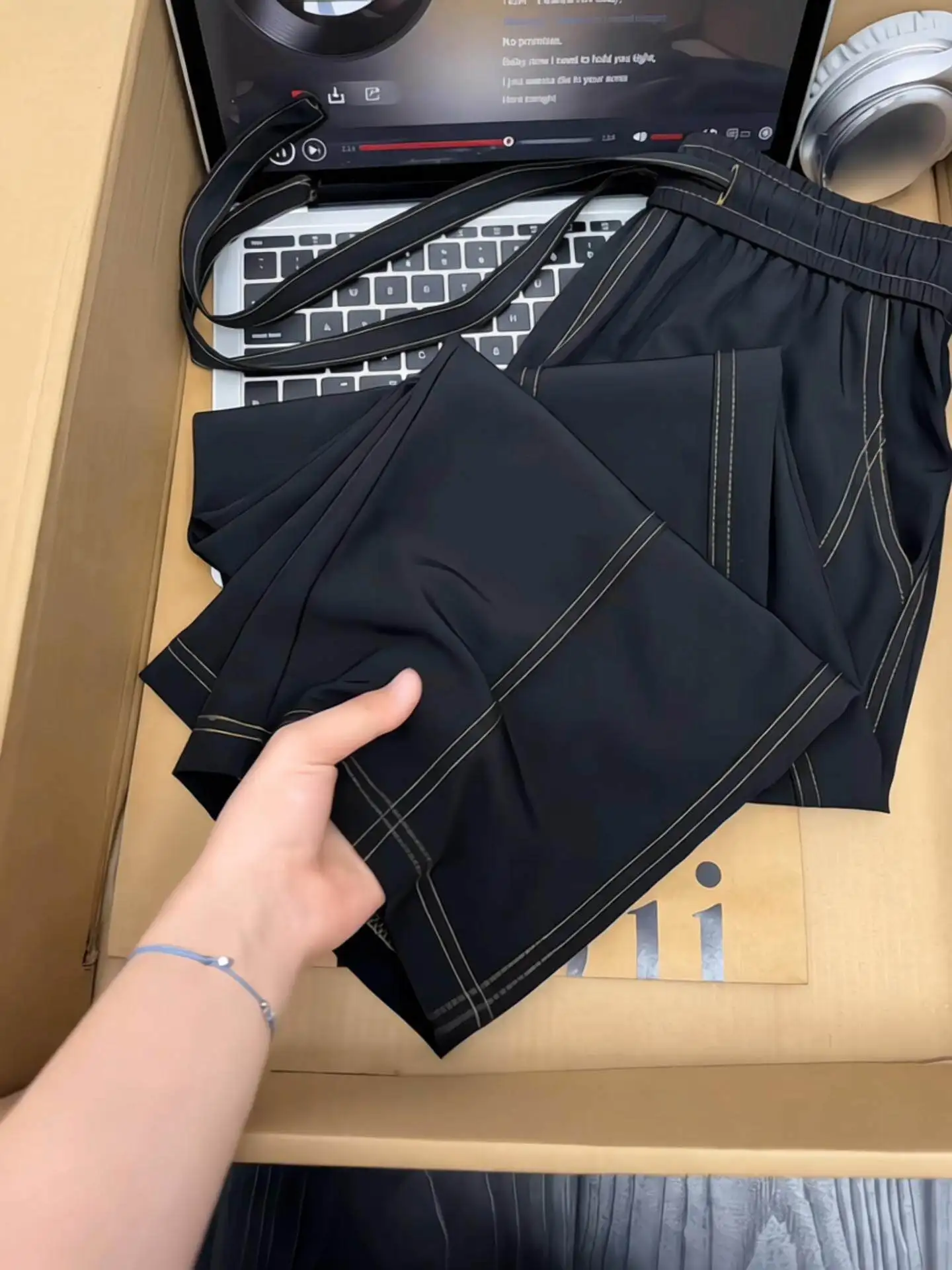 Black Ice Silk Men's Summer Thin Cool Casual Straight Leg Loose Sports Pants Drapey Lightweight Comfortable mid Waist Elastic
Black Ice Silk Men's Summer Thin Cool Casual Straight Leg Loose Sports Pants Drapey Lightweight Comfortable mid Waist Elastic