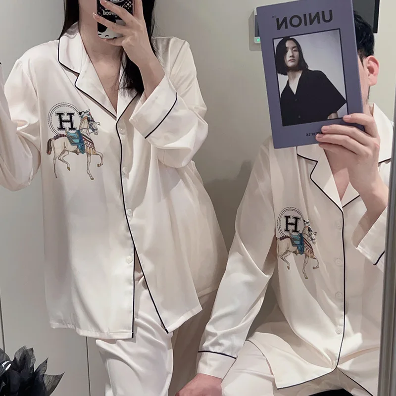 2025 New Horse Fashion Luxury Two Piece Ice Silk Couple Pajamas Men Women Long Sleeve Pants Set High Quality Nightgown Sleepwear
2025 New Horse Fashion Luxury Two Piece Ice Silk Couple Pajamas Men Women Long Sleeve Pants Set High Quality Nightgown Sleepwear