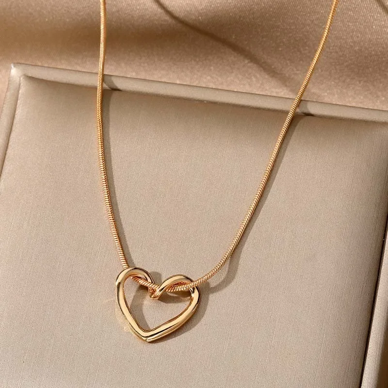 New Simple Hollow Love Heart Pendant Necklace for Women Fashion Creative Geometric Clavicle Chain Necklaces Party Jewelry Gift 
New Simple Hollow Love Heart Pendant Necklace for Women Fashion Creative Geometric Clavicle Chain Necklaces Party Jewelry Gift