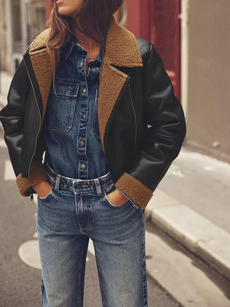 European and American style 2025 winter new women's clothing fashionable and versatile lapel fleece-lined jacket.
European and American style 2025 winter new women's clothing fashionable and versatile lapel fleece-lined jacket.