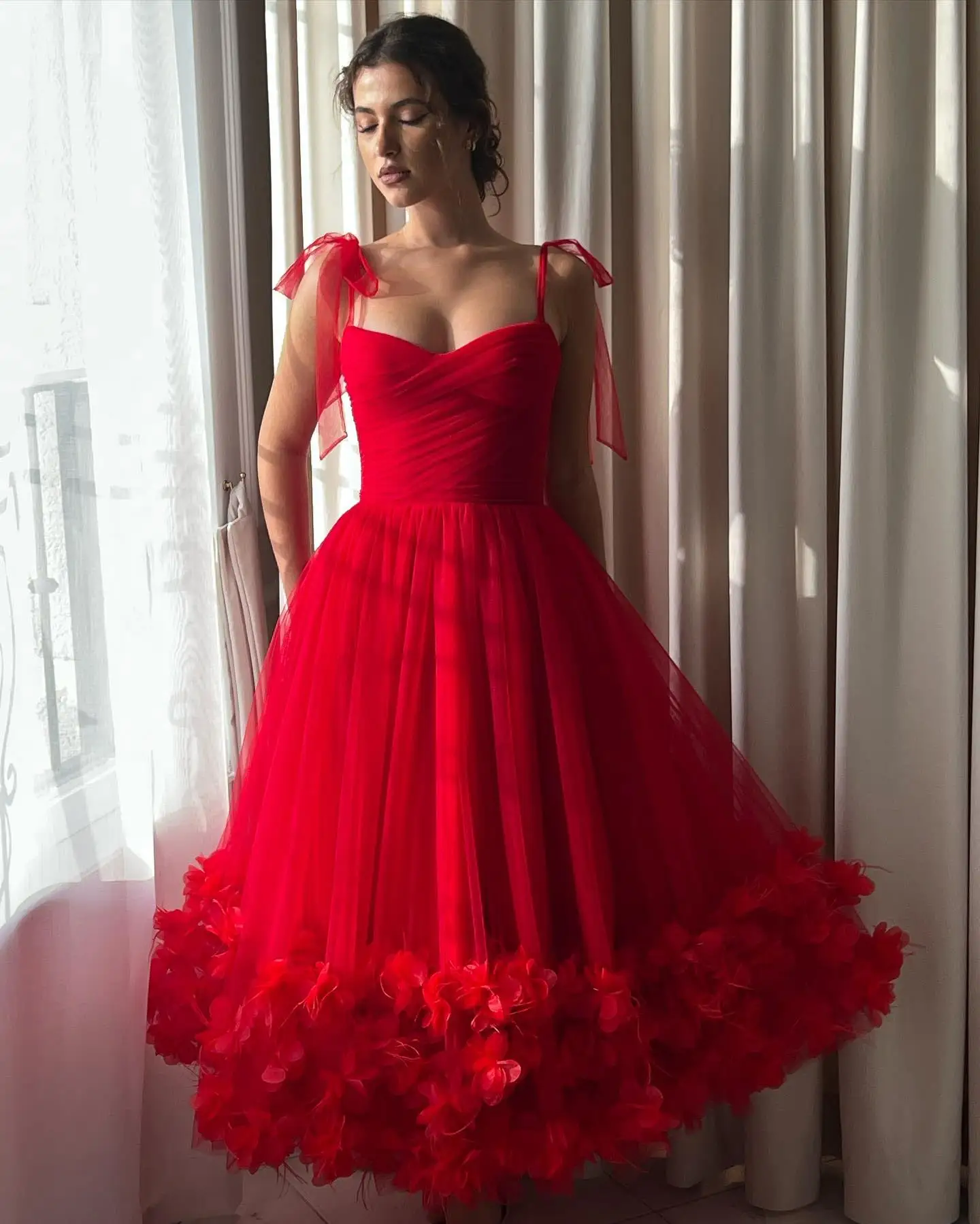 Red Spaghetti Straps Pleated Tulle Prom Dresses for Girls 2025 Hand Made 3D Flowers V Neck Formal Evening Gowns Customized
Red Spaghetti Straps Pleated Tulle Prom Dresses for Girls 2025 Hand Made 3D Flowers V Neck Formal Evening Gowns Customized