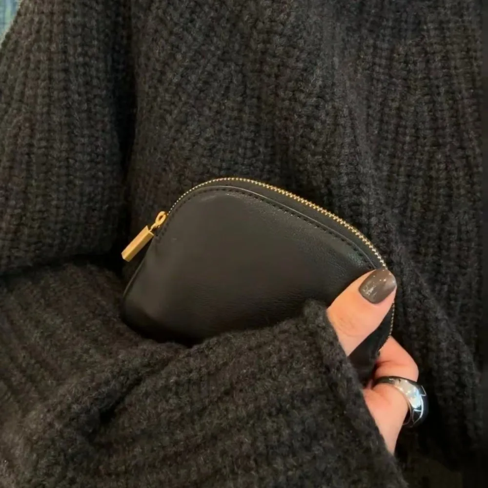 New Niche Lambskin Clutch Bag, Genuine Leather High-end Mini Shoulder Portable Shell Bag, Change: Unique and Stylish Texture
New Niche Lambskin Clutch Bag, Genuine Leather High-end Mini Shoulder Portable Shell Bag, Change: Unique and Stylish Texture