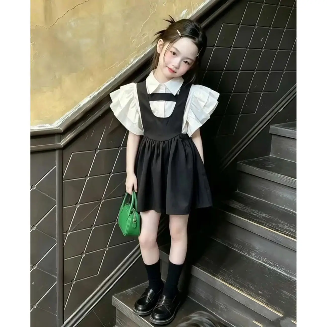 New Girls' Summer Set Fashion New Children's College Style Short Sleeve Shirt Black Strap Skirt Two Piece Set
New Girls' Summer Set Fashion New Children's College Style Short Sleeve Shirt Black Strap Skirt Two Piece Set