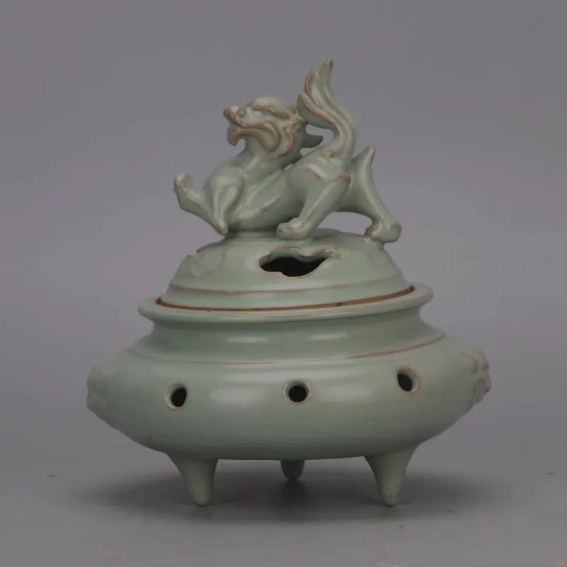 Antique Song Dynasty Ru Kilnporcelain home decoration: Celadon-glazed three-legged incense burner with dragon pattern
Antique Song Dynasty Ru Kilnporcelain home decoration: Celadon-glazed three-legged incense burner with dragon pattern