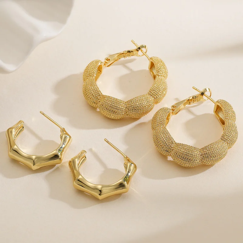 Fashionable Personality Copper Plated 18K Gold Geometric Vintage Hoop Earrings for Women, Niche Light Luxury Versatile Earrings
Fashionable Personality Copper Plated 18K Gold Geometric Vintage Hoop Earrings for Women, Niche Light Luxury Versatile Earrings