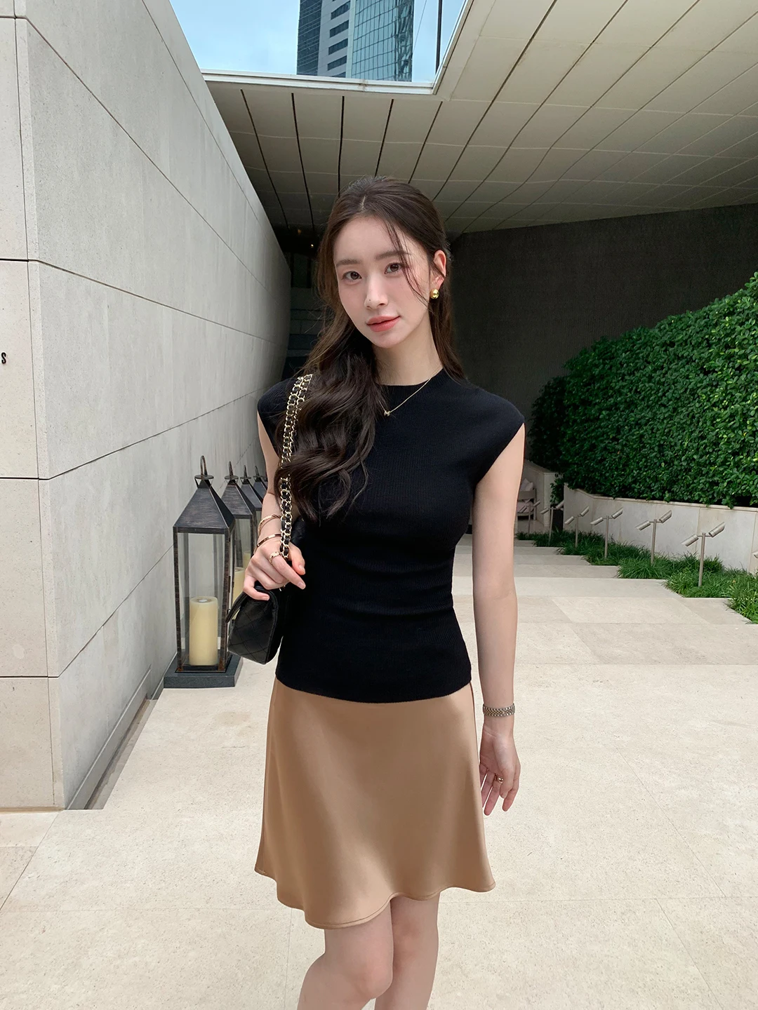 Maven Lin Women's Slim Fit Short Sleeve Knitted Woolen Top Casual Style Fashionable Casual Wind Summer Collection
Maven Lin Women's Slim Fit Short Sleeve Knitted Woolen Top Casual Style Fashionable Casual Wind Summer Collection