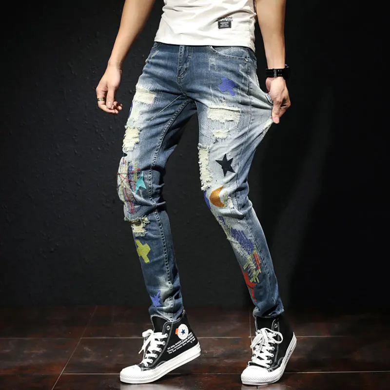 Y2K Fashion Men jeans Retro Blue Stretch Skinny Fit Jeans strappati uomo ricamo Patched Designer Hip Hop Denim Pencil Pants
Y2K Fashion Men jeans Retro Blue Stretch Skinny Fit Jeans strappati uomo ricamo Patched Designer Hip Hop Denim Pencil Pants