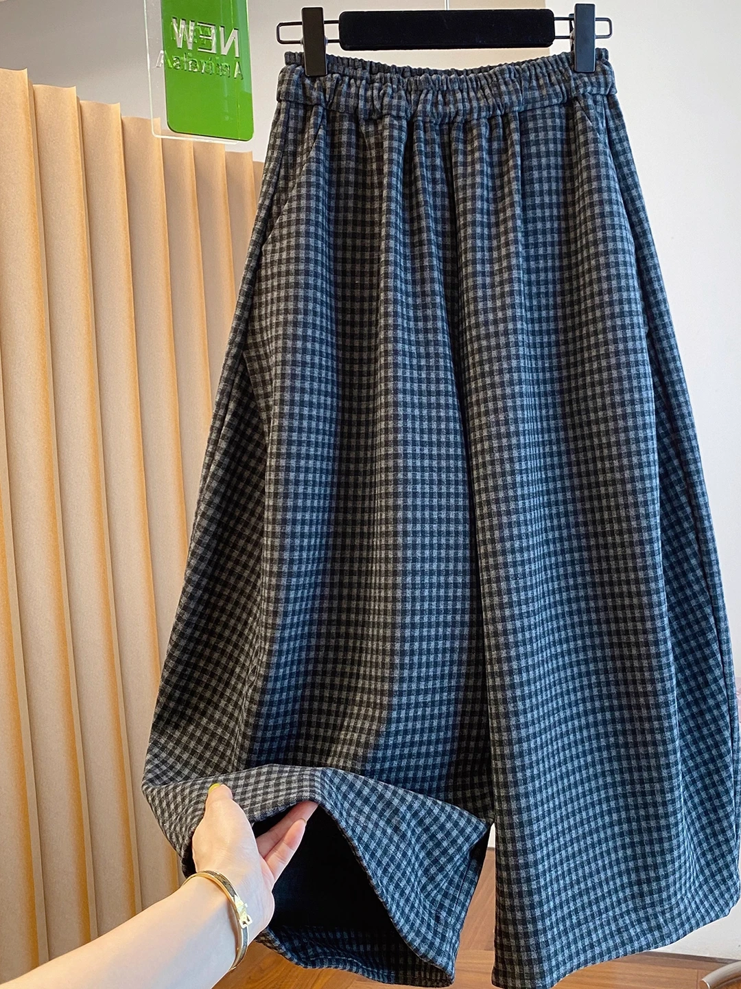 plus Size Women's Casual High Waist Trousers Autumn 2025 New Style Thickened Straight Leg Pants Woolen Plaid Loose Wide Leg P...
plus Size Women's Casual High Waist Trousers Autumn 2025 New Style Thickened Straight Leg Pants Woolen Plaid Loose Wide Leg P...