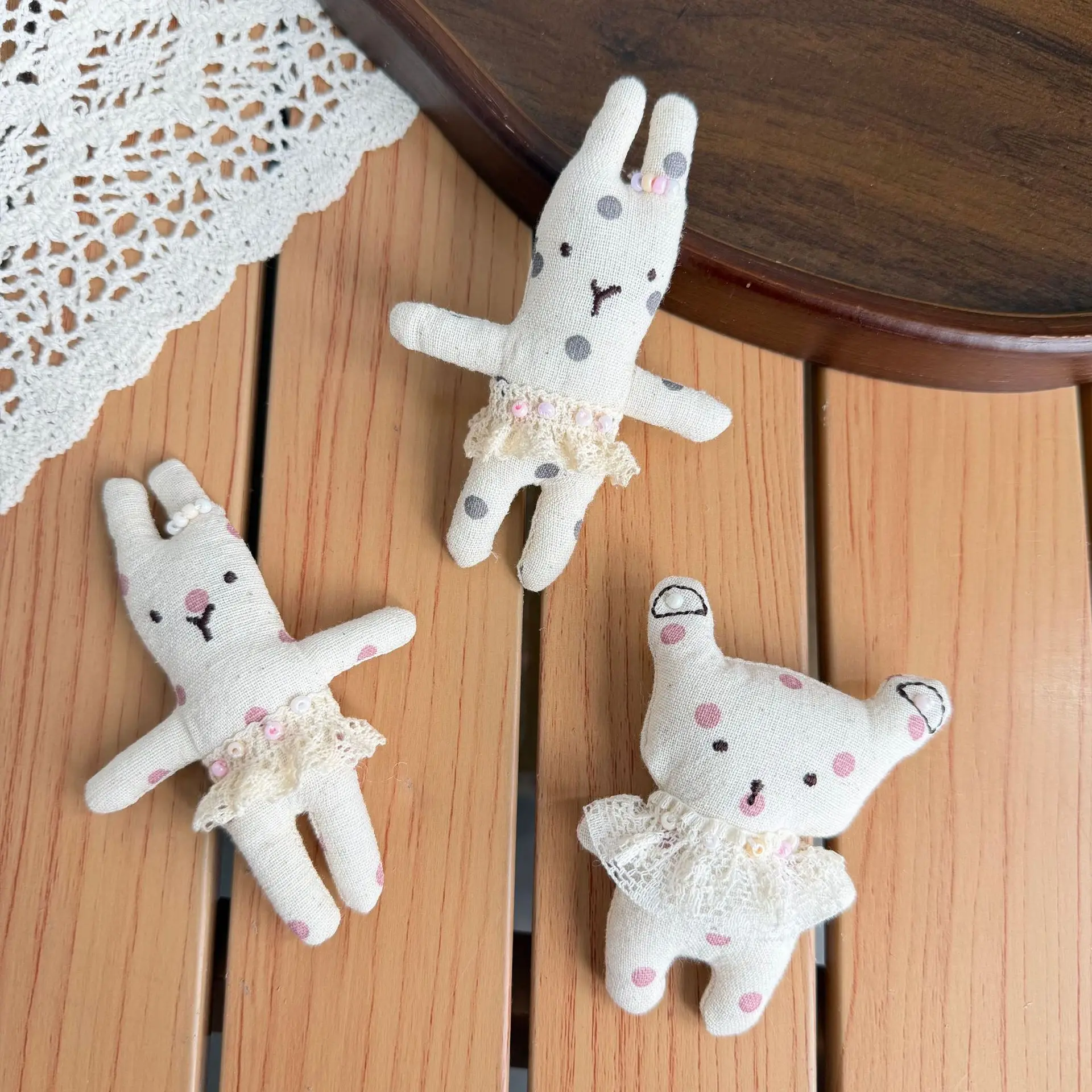 Premium Handmade Fabric Bear with Stripe Hat and Scarf Brooch Pin Cute Cartoon Hair Clasp for Bag Hat Garment Decoration
Premium Handmade Fabric Bear with Stripe Hat and Scarf Brooch Pin Cute Cartoon Hair Clasp for Bag Hat Garment Decoration