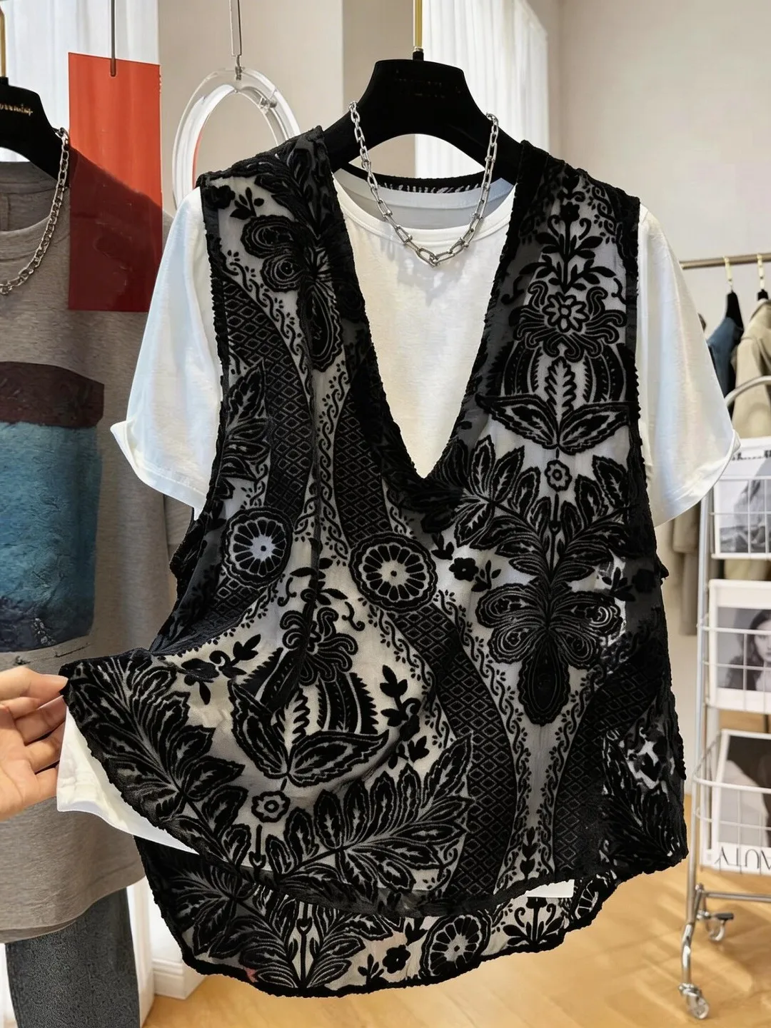 Fashionable V-Neck Lace Hollow out Vest Women's Unique Design Breathable Comfortable Artistic Style Loose Fit Summer Top
Fashionable V-Neck Lace Hollow out Vest Women's Unique Design Breathable Comfortable Artistic Style Loose Fit Summer Top