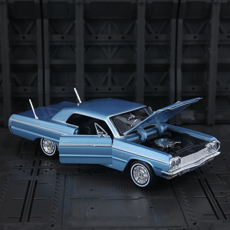 Maisto 1:26 Simulation Chevrolet Impala SS Alloy Car Model Doors and hood can be opened rich details, fine workmanship
Maisto 1:26 Simulation Chevrolet Impala SS Alloy Car Model Doors and hood can be opened rich details, fine workmanship