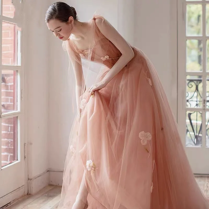 Champagne Pink Bridesmaid Dresses With Zipper Sleeveless A-Line Flower Appliques Sexy Tulle Backless Wedding Party Evening Gowns
Champagne Pink Bridesmaid Dresses With Zipper Sleeveless A-Line Flower Appliques Sexy Tulle Backless Wedding Party Evening Gowns