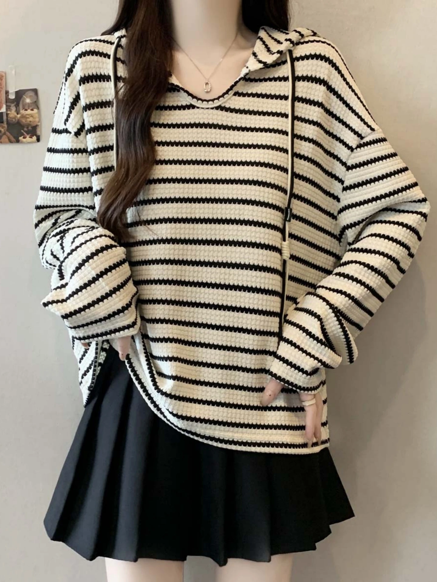 Women's Loose Fit V-Neck Hoodie Stripe Base Shirt Spring Autumn plus Size Slimming Korean Style Cover Belly Top
Women's Loose Fit V-Neck Hoodie Stripe Base Shirt Spring Autumn plus Size Slimming Korean Style Cover Belly Top