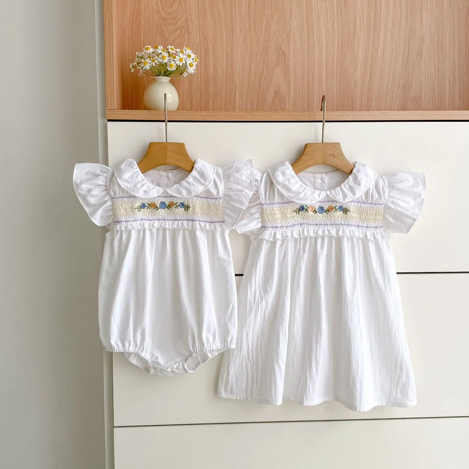 Летний комбинезон для девочек 3M-2T в нежном стиле: с цветочной вышивкой, воротником Питер Пэн, белый, с рюшами
Летний комбинезон для девочек 3M-2T в нежном стиле: с цветочной вышивкой, воротником Питер Пэн, белый, с рюшами