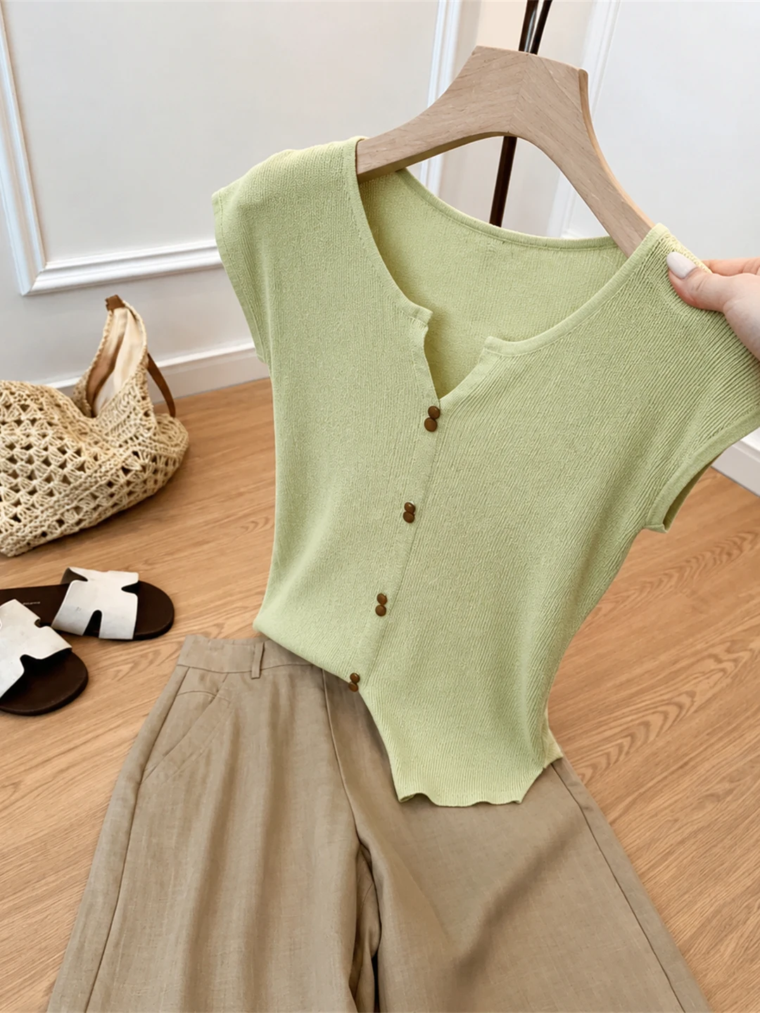 Elegant Ice Silk Short Sleeve Knitwear Single Button Retro Style Women's Summer Top Commute Style Straight Cut Knitted Sweater
Elegant Ice Silk Short Sleeve Knitwear Single Button Retro Style Women's Summer Top Commute Style Straight Cut Knitted Sweater