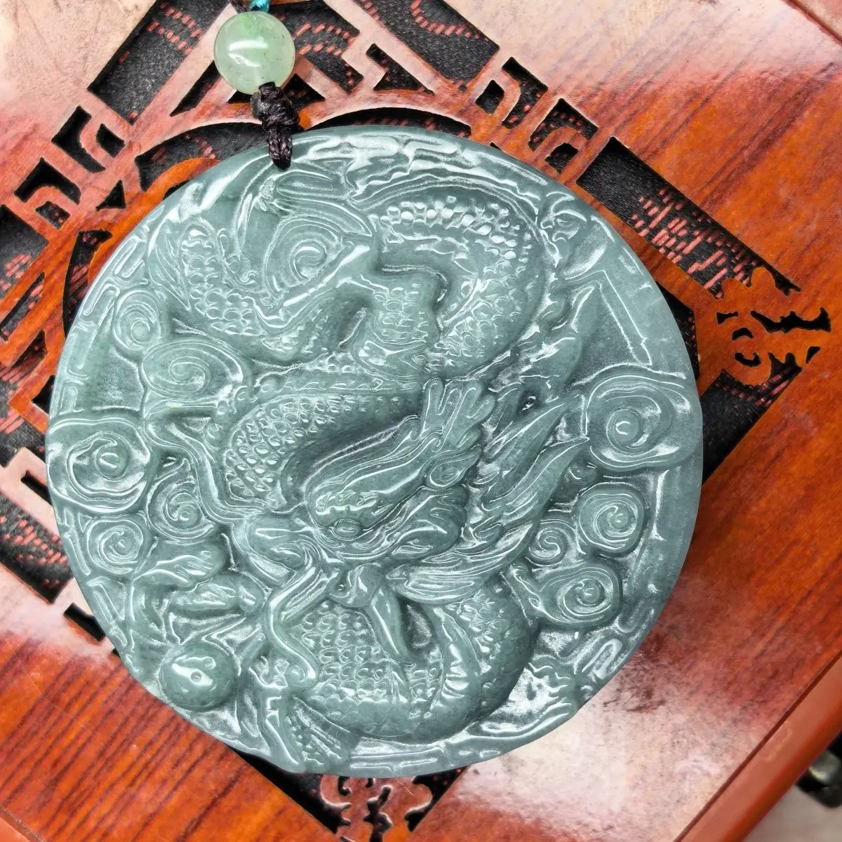 Natural jadeite A product, new dragon and phoenix Chengxiang dragon and phoenix double-sided engraving Seiko pure hand-engraved
Natural jadeite A product, new dragon and phoenix Chengxiang dragon and phoenix double-sided engraving Seiko pure hand-engraved