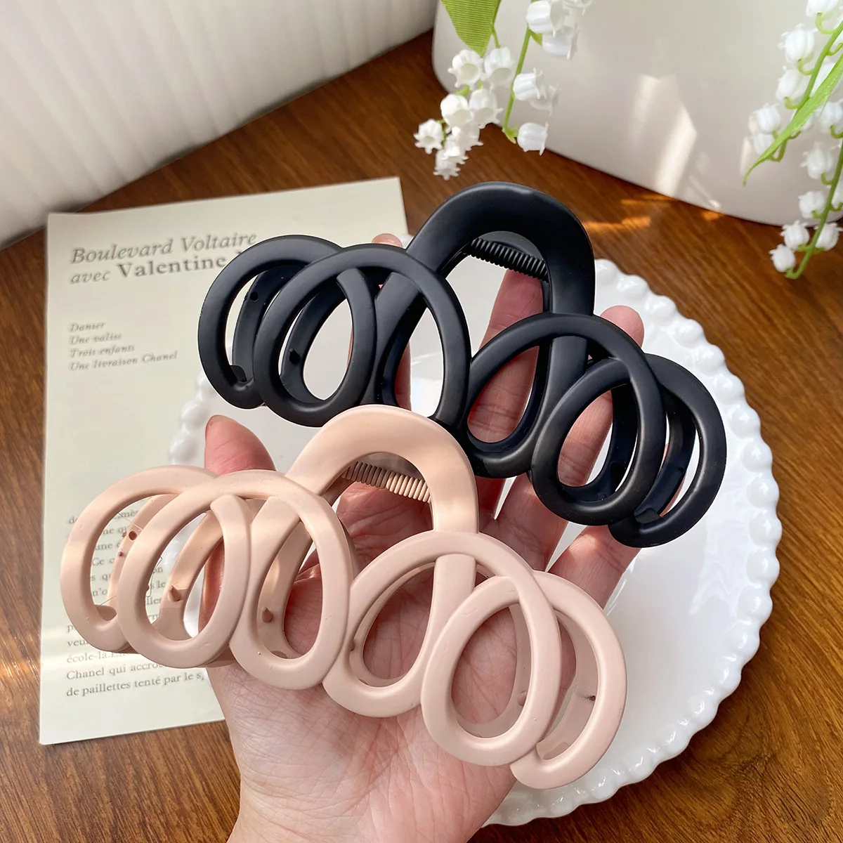 Frosted Hollow Bow Hair Claw Crab Solid Elegant Hair Clip Women Hairpin Barrette Headband Simple Korean Fashion Hair Accessories
Frosted Hollow Bow Hair Claw Crab Solid Elegant Hair Clip Women Hairpin Barrette Headband Simple Korean Fashion Hair Accessories