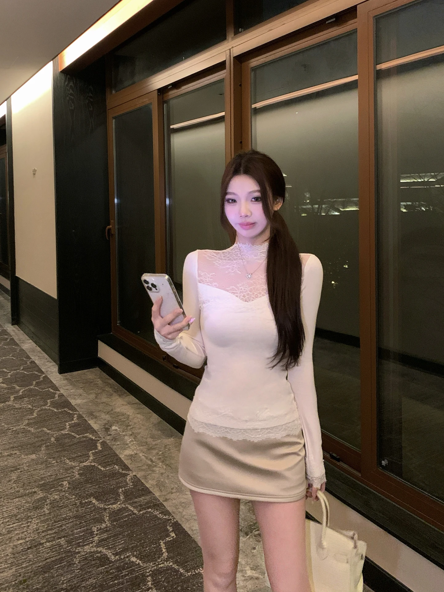 Нежный кружевной вязаный комплект из топа и юбки для женщин, облегающий, базовый, для повседневной носки, весенний, с длинными рукавами, удлиненный
Нежный кружевной вязаный комплект из топа и юбки для женщин, облегающий, базовый, для повседневной носки, весенний, с длинными рукавами, удлиненный