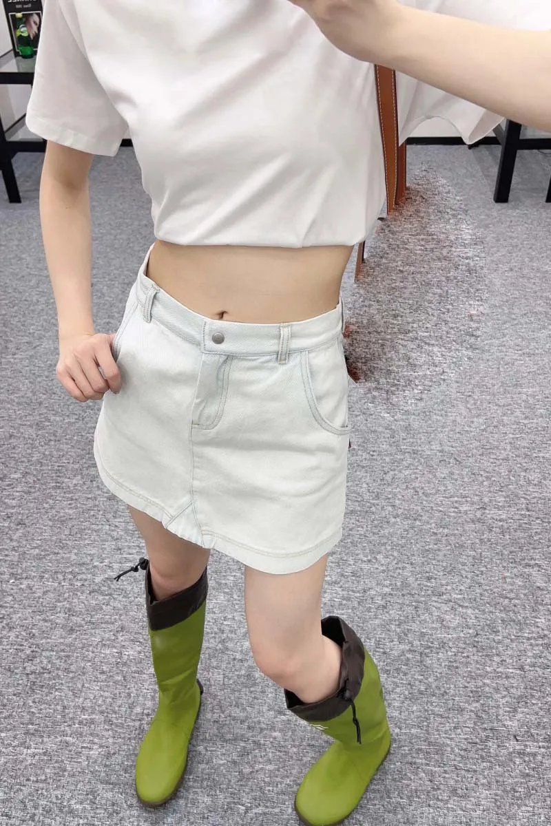 Small niche design women's half skirt fashionable street style trend irregular splicing A-line denim short skirt
Small niche design women's half skirt fashionable street style trend irregular splicing A-line denim short skirt