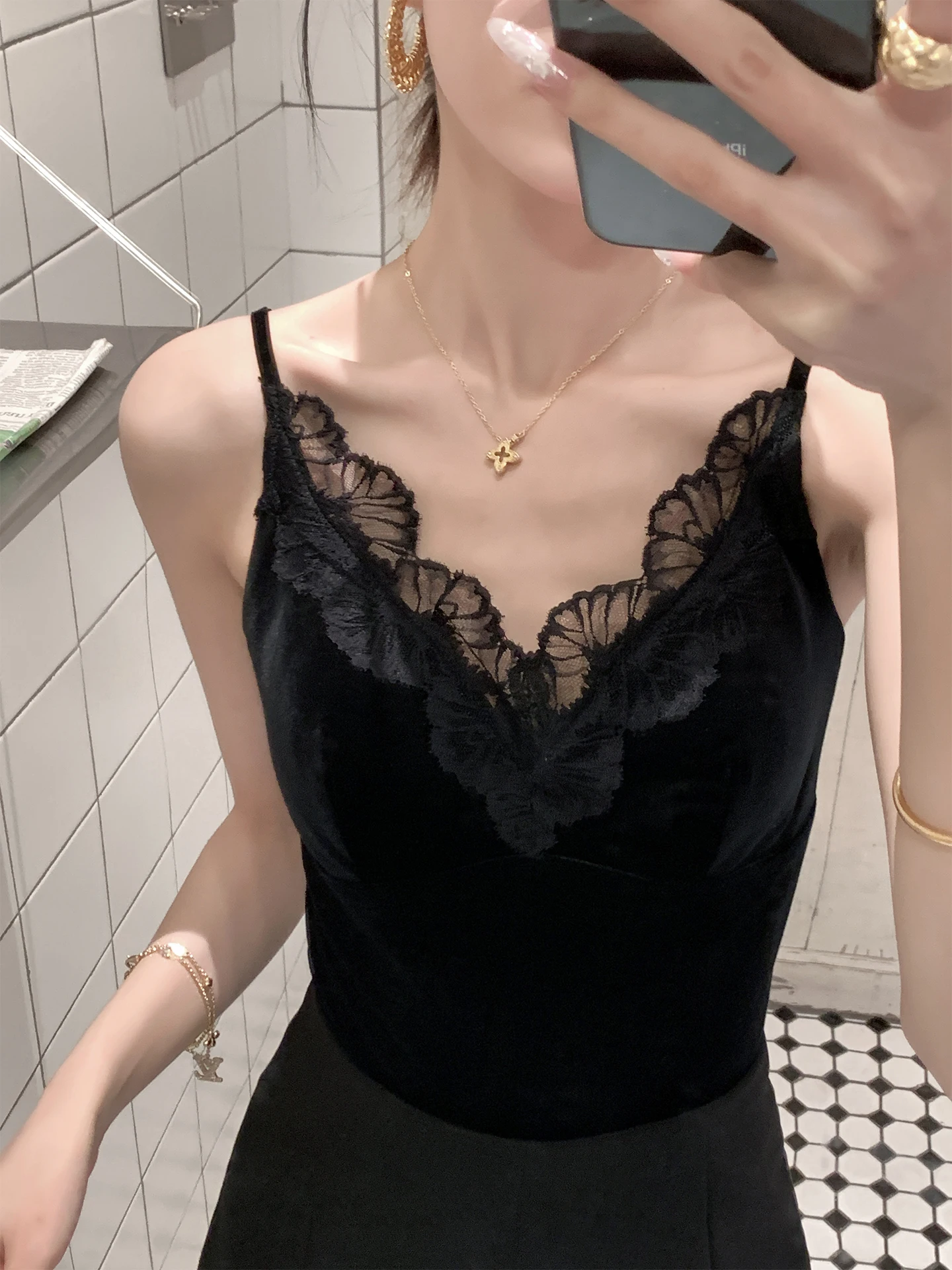 Retro Bla Lace Trim Velvet Strap Vest Women's Slim Fit Base irt Spring New Sle Sexy Sle Polyester Fiber V-ne Design
Retro Bla Lace Trim Velvet Strap Vest Women's Slim Fit Base irt Spring New Sle Sexy Sle Polyester Fiber V-ne Design