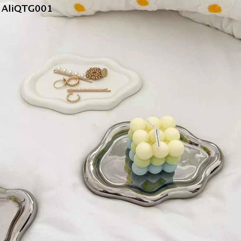 Creative Cloud Shapes Electroplated Jewelry Storage Tray Simple Earrings Ring Display Dish for Desktop Women's Fashion Accessori
Creative Cloud Shapes Electroplated Jewelry Storage Tray Simple Earrings Ring Display Dish for Desktop Women's Fashion Accessori