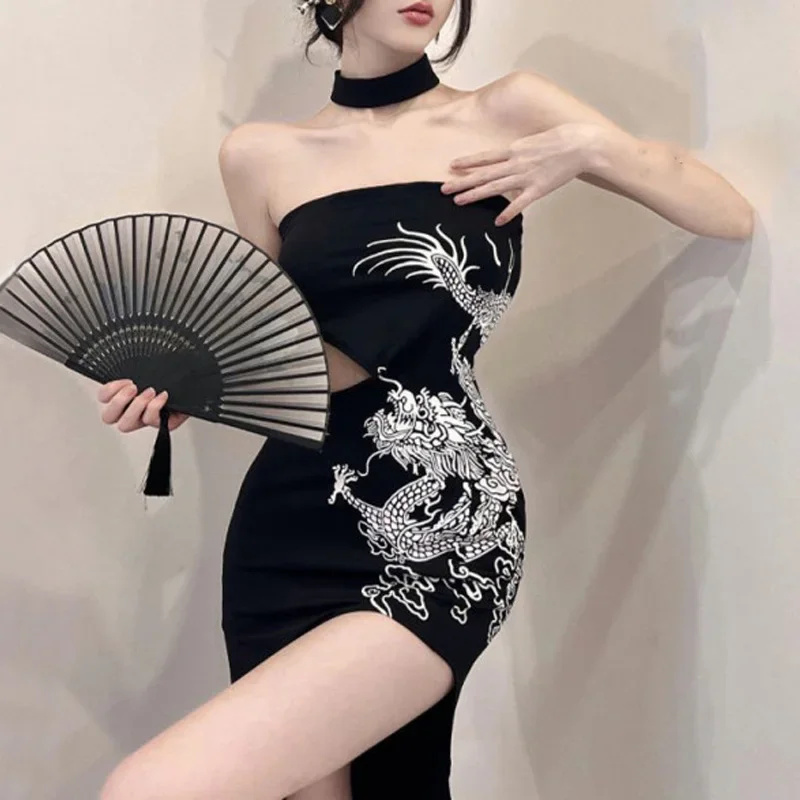Sleeveless Retro Dragon Print Hollow Out Long Dress Halter Sexy High Split Irregular Slim Robes Lady Party Club Night Gowns 2025
Sleeveless Retro Dragon Print Hollow Out Long Dress Halter Sexy High Split Irregular Slim Robes Lady Party Club Night Gowns 2025