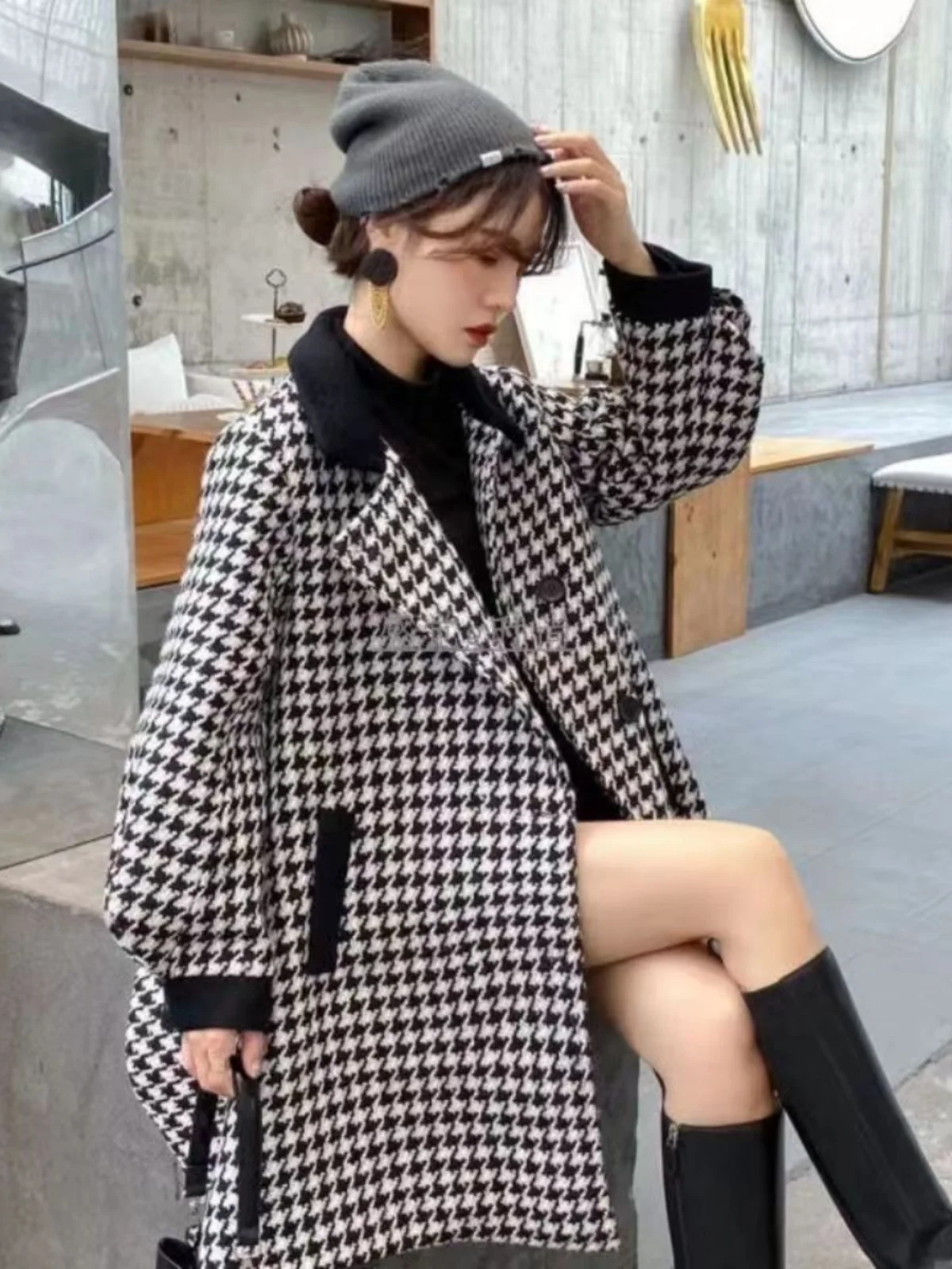 Fashionable Thickened Woolen Women's Coat Autumn Winter New Style Mid-Length Small Size High-End Feeling Tweed Coat
Fashionable Thickened Woolen Women's Coat Autumn Winter New Style Mid-Length Small Size High-End Feeling Tweed Coat