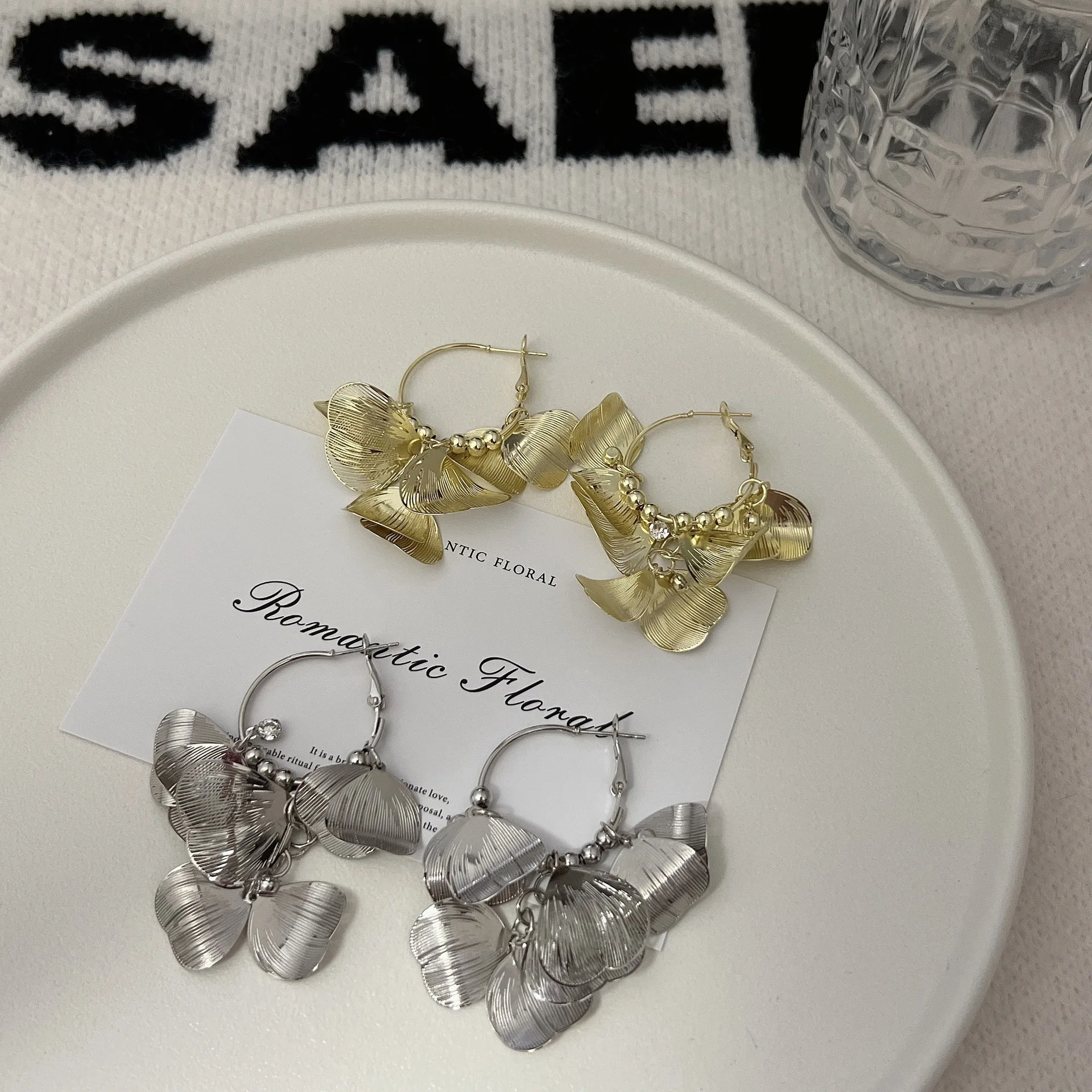 French retro Hong Kong style metal leaf fringed earrings light luxury high fashion personality Internet celebrity explosion unique earrings, unique design, travel party versatile earrings
French retro Hong Kong style metal leaf fringed earrings light luxury high fashion personality Internet celebrity explosion unique earrings, unique design, travel party versatile earrings