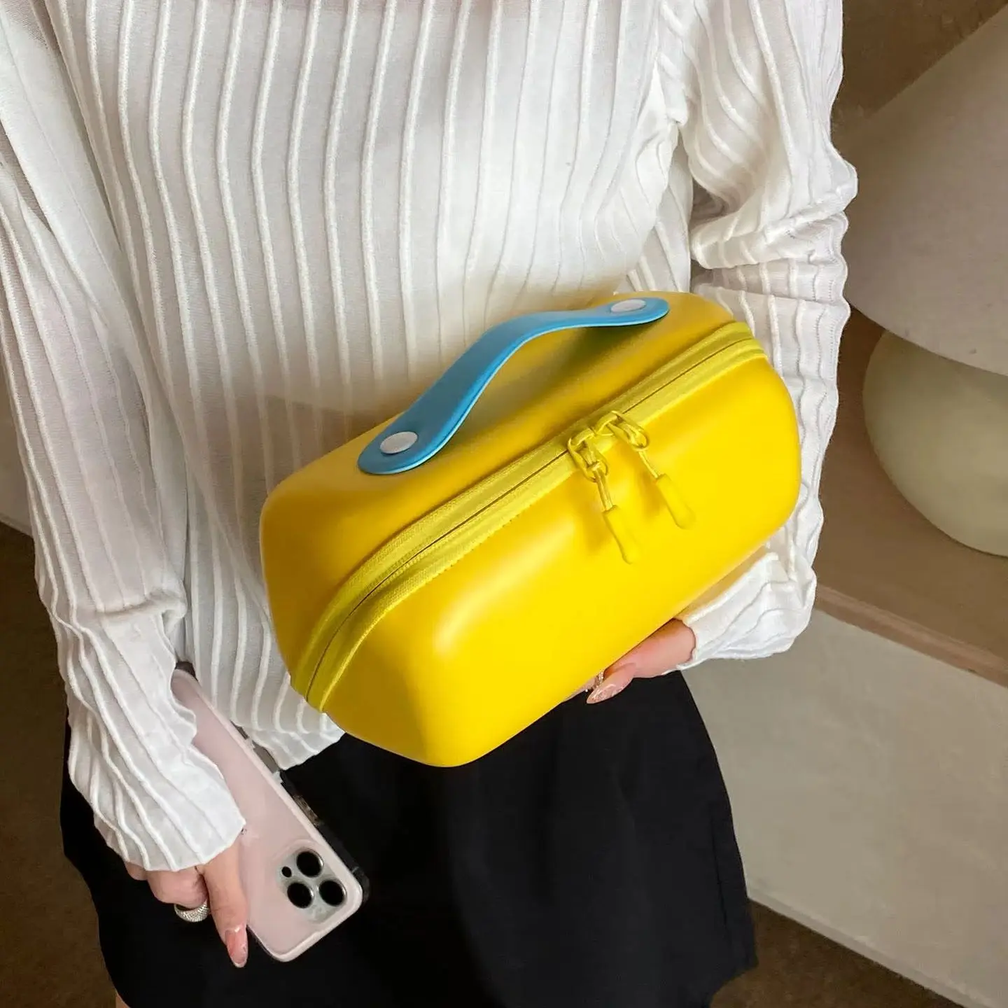 Korean Style Minimalist Handbag 2026 Summer New Large Capacity Storage Makeup Bag Fashionable Solid Color Women's Handbag
Korean Style Minimalist Handbag 2026 Summer New Large Capacity Storage Makeup Bag Fashionable Solid Color Women's Handbag