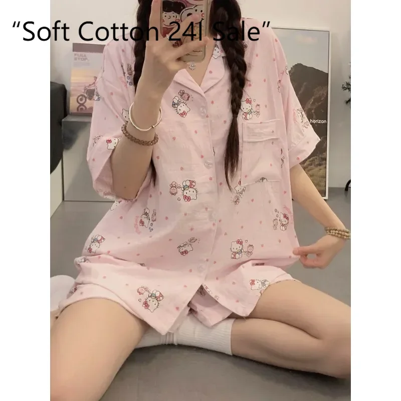 Summer new pink lapel cute cartoon Hello Kitty short-sleeved shorts homewear suit can be worn outside
Summer new pink lapel cute cartoon Hello Kitty short-sleeved shorts homewear suit can be worn outside