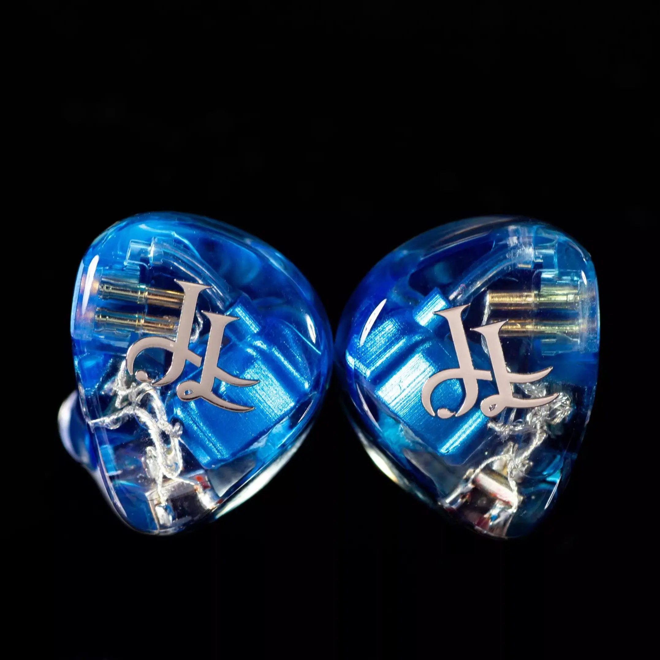 Наушники JLL AUDIO Liu Pro 1DD+2BA+1PZT IEM для вокала и поп-музыки, HiFi внутриканальные проводные наушники с кабелем 3.5/4.4 мм из медно-серебряной проволоки
Наушники JLL AUDIO Liu Pro 1DD+2BA+1PZT IEM для вокала и поп-музыки, HiFi внутриканальные проводные наушники с кабелем 3.5/4.4 мм из медно-серебряной проволоки