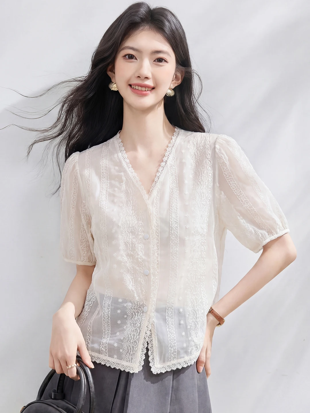 Summer New Style Women's Korean V-neck Embroidered Short-sleeved Shirt Pure Color Lace Trim Blouse Fashionable Versatile Top
Summer New Style Women's Korean V-neck Embroidered Short-sleeved Shirt Pure Color Lace Trim Blouse Fashionable Versatile Top