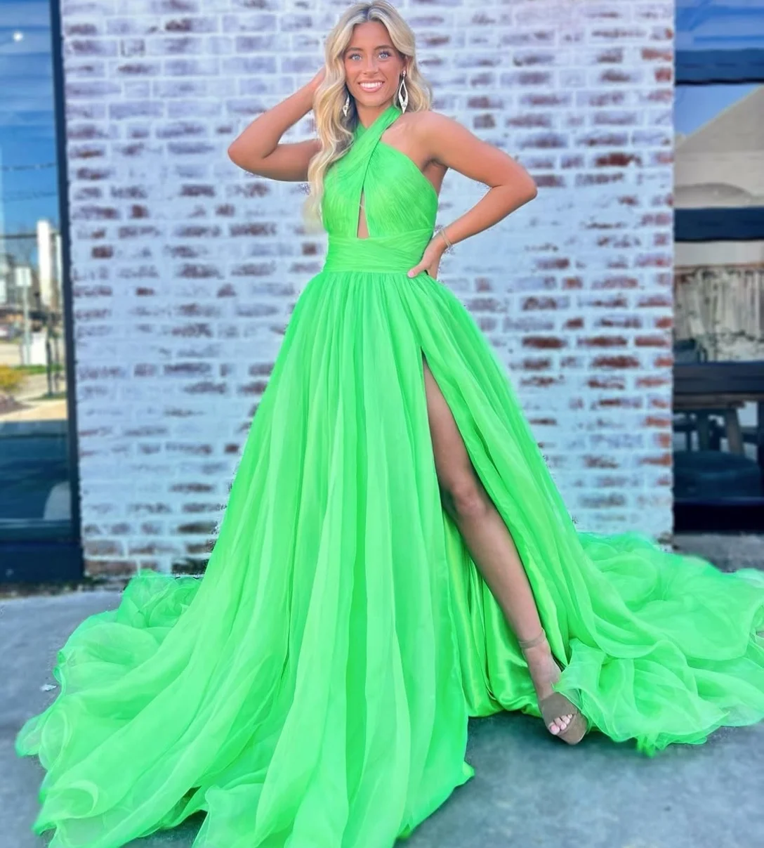 Customized Long Halter Green Evening Dresses with Slit A-Line Chiffon Sweep Train Sexy Open Back Prom Dress for Women
Customized Long Halter Green Evening Dresses with Slit A-Line Chiffon Sweep Train Sexy Open Back Prom Dress for Women
