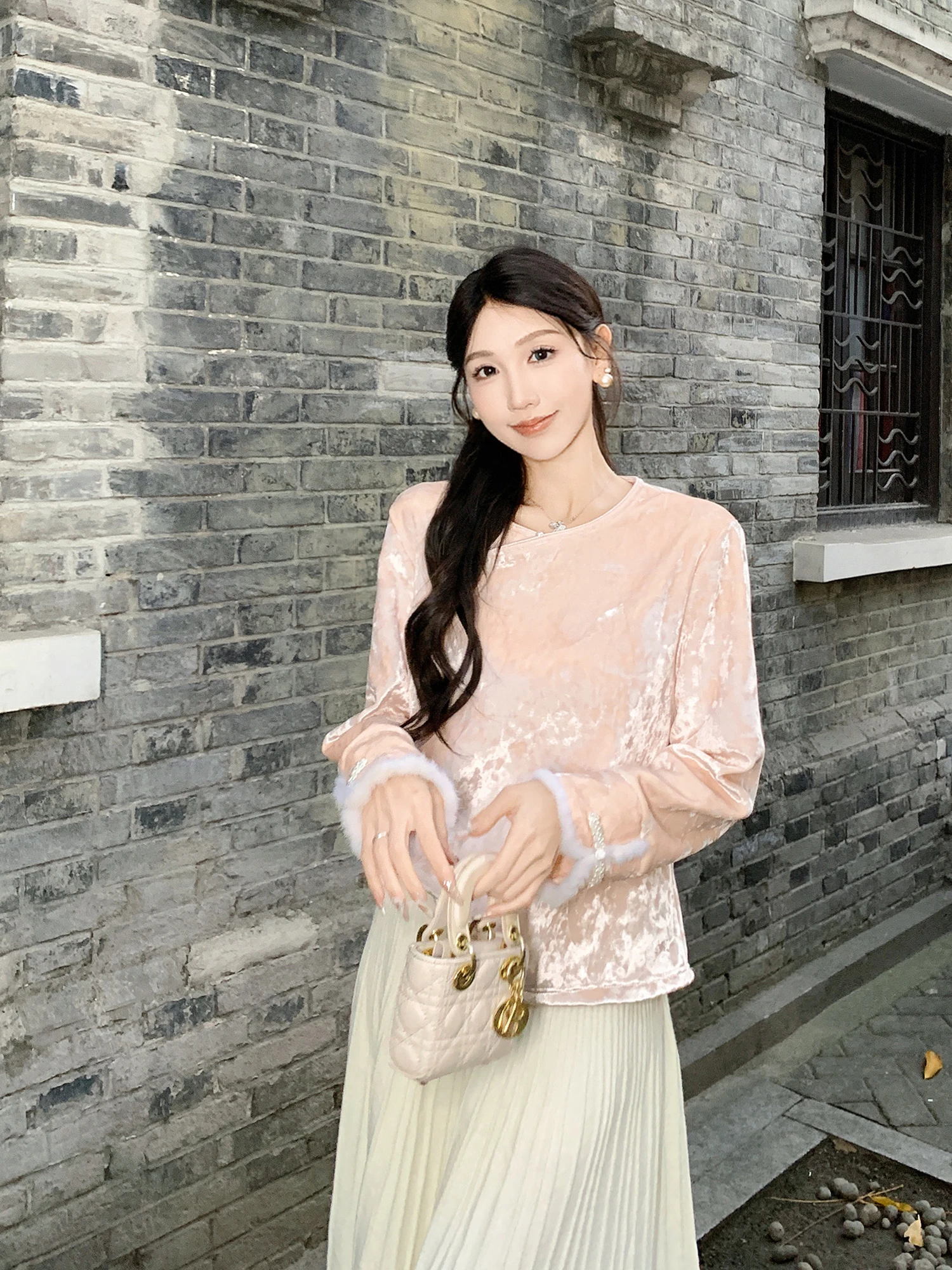 Loose Long Sve round Ne T-irt New Chinese Sle Versatile Design Autumn Winter Warm Knitted Top for Women
Loose Long Sve round Ne T-irt New Chinese Sle Versatile Design Autumn Winter Warm Knitted Top for Women