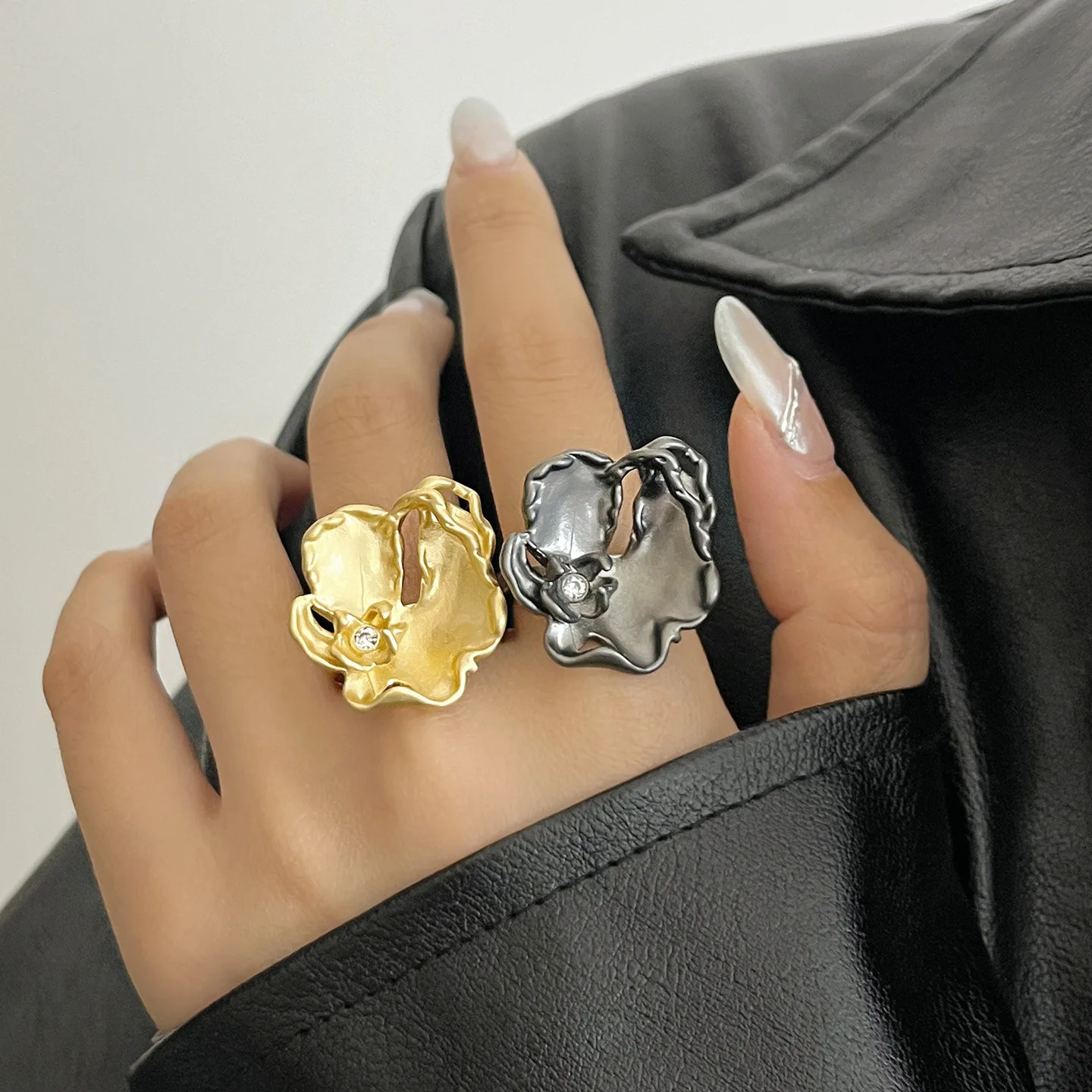 fashion ring for women metal jewelry petal flower ring adjustable black gold color
fashion ring for women metal jewelry petal flower ring adjustable black gold color