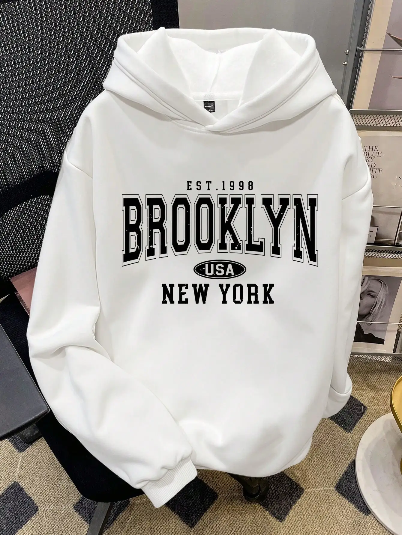 Men's Loose Drop - Shoulder Thick Hooded Sweatshirt with Los Angeles Graphic Print, Suitable for Autumn and Winter
Men's Loose Drop - Shoulder Thick Hooded Sweatshirt with Los Angeles Graphic Print, Suitable for Autumn and Winter