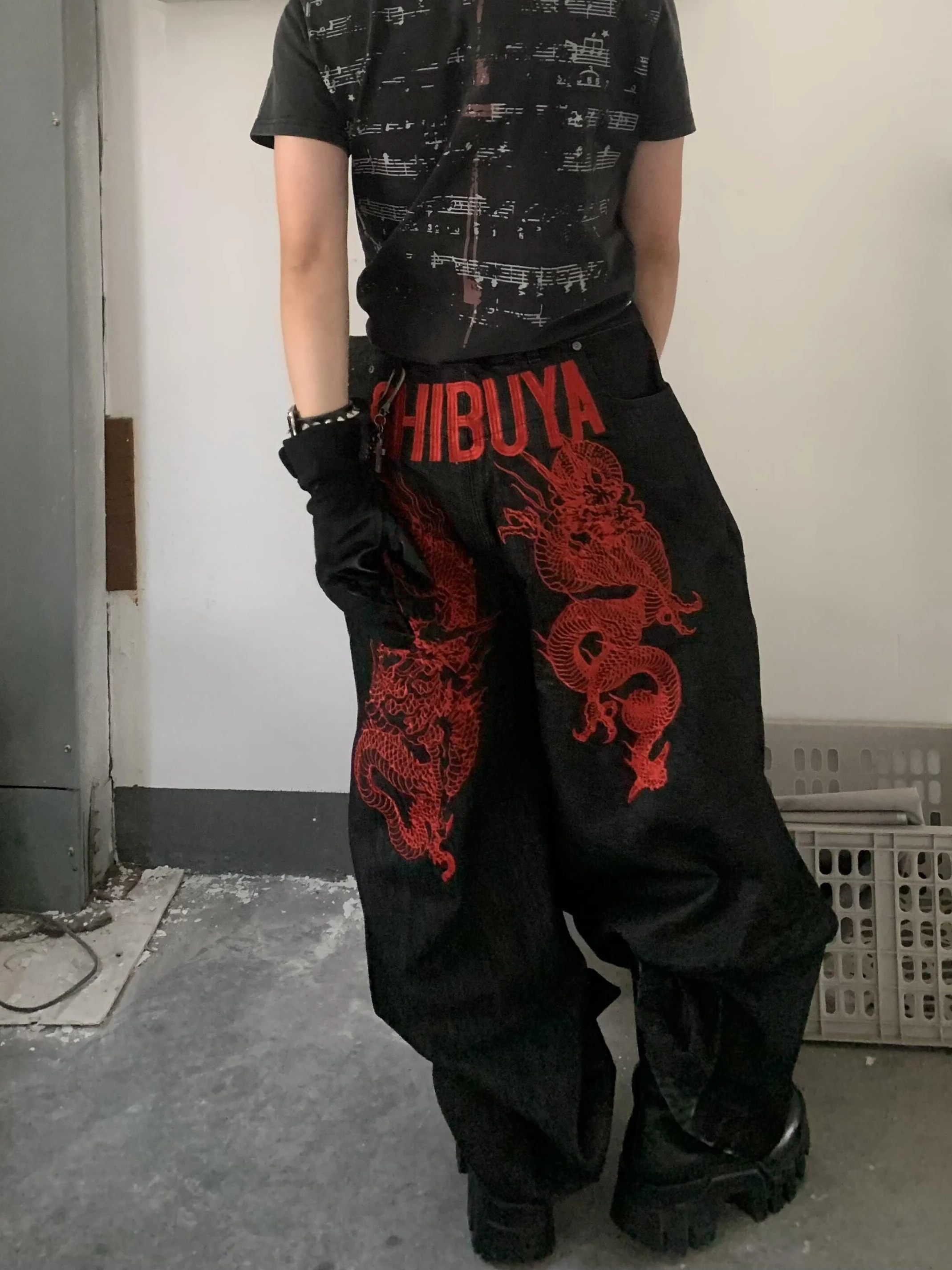 American Sle Baggy Hip Hop Double Sided Wear Red Dragon Embroidery Loose Wide Leg Jeans Men Straight Tube Street Clothes
American Sle Baggy Hip Hop Double Sided Wear Red Dragon Embroidery Loose Wide Leg Jeans Men Straight Tube Street Clothes