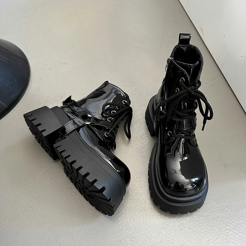 British Style Thick Soled Height Increasing Women's Boots, New Retro Short Tube Motorcycle Boots for Autumn and Winter 2025
British Style Thick Soled Height Increasing Women's Boots, New Retro Short Tube Motorcycle Boots for Autumn and Winter 2025