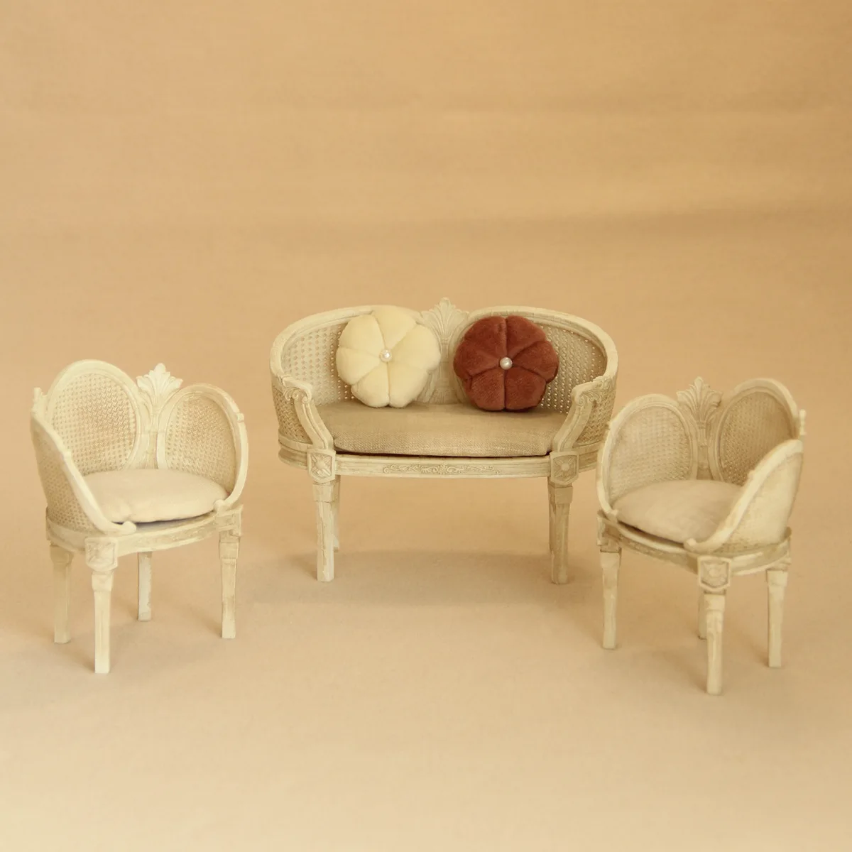 1:12 Blythe Doll Vintage Royal Sofa Resin Miniature Furniture for BJD Dollhouse Realistic Antique French Style Doll Accessories
1:12 Blythe Doll Vintage Royal Sofa Resin Miniature Furniture for BJD Dollhouse Realistic Antique French Style Doll Accessories