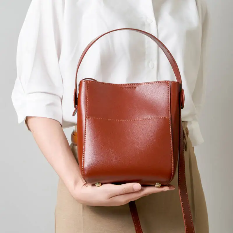 New Commuter Style Women's Large Capacity Single Shoulder Cowhide Summer Crossbody High-End Genuine Leather Bucket Bag
New Commuter Style Women's Large Capacity Single Shoulder Cowhide Summer Crossbody High-End Genuine Leather Bucket Bag