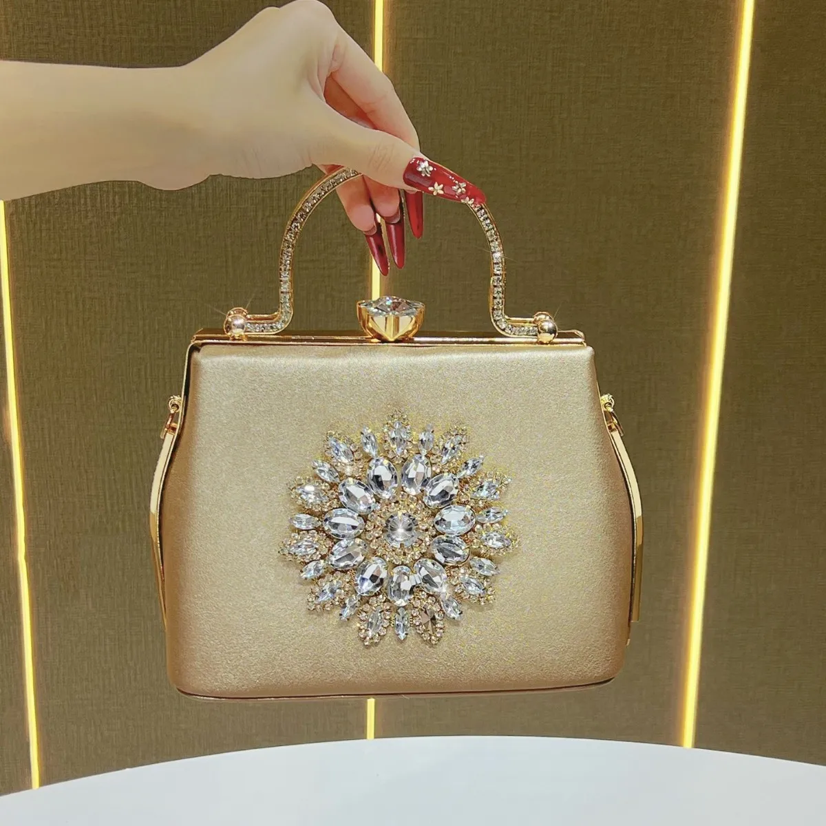New women's fashion portable celebrity dinner dress bag wedding bridesmaid diamond shoulder messenger bag
New women's fashion portable celebrity dinner dress bag wedding bridesmaid diamond shoulder messenger bag