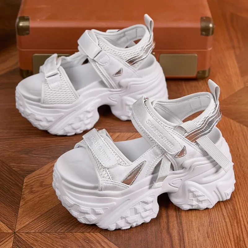 Женские модные сандалии на высокой платформе с каблуком 9 см из синтетической микрофибры, массивные кроссовки на танкетке, шлепанцы с открытым носком, пляжная обувь
Женские модные сандалии на высокой платформе с каблуком 9 см из синтетической микрофибры, массивные кроссовки на танкетке, шлепанцы с открытым носком, пляжная обувь