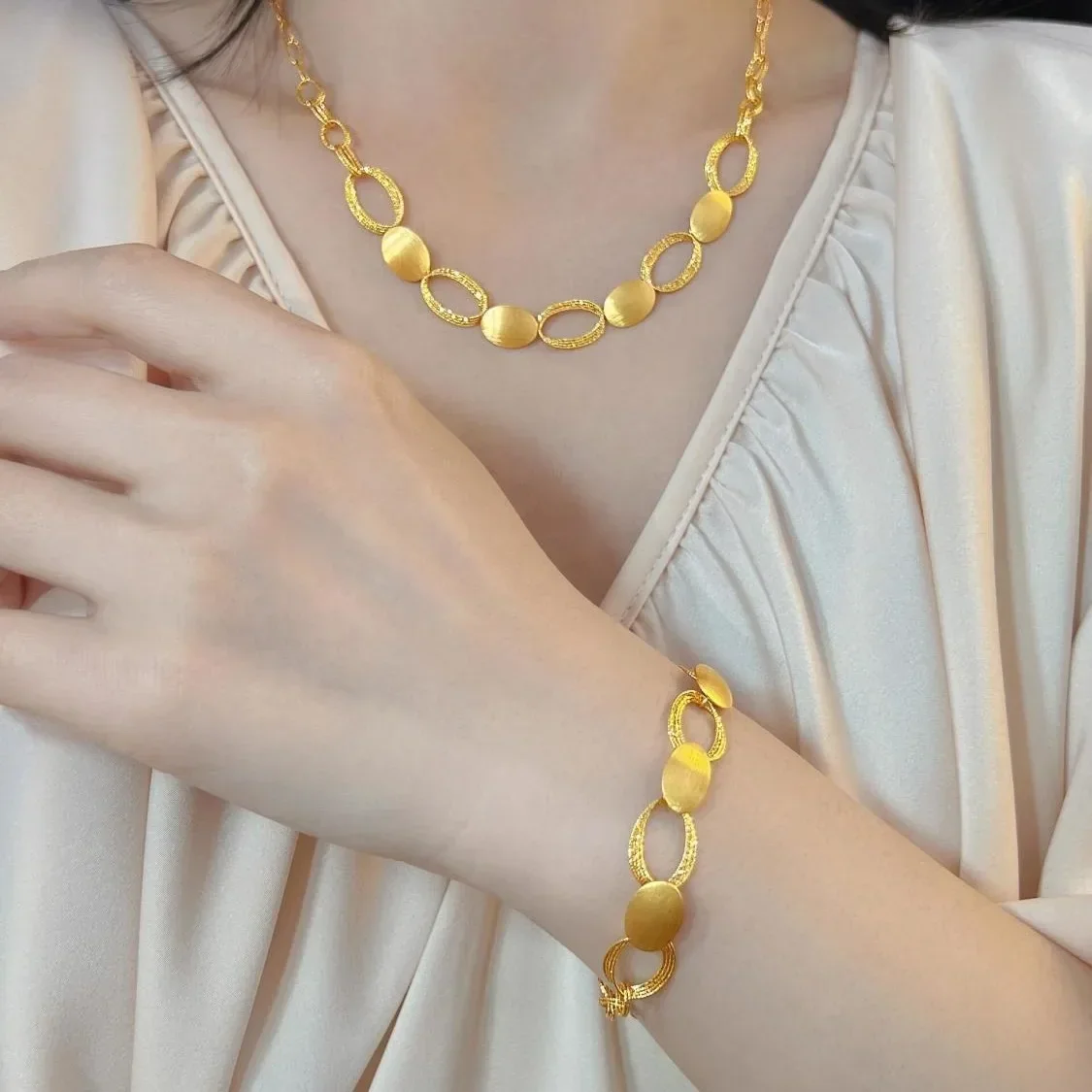 Womens 18K Gold Necklace Silk Halo Brushed Craft Interlocking Oval AU750 Bracelet Set Wedding
Womens 18K Gold Necklace Silk Halo Brushed Craft Interlocking Oval AU750 Bracelet Set Wedding